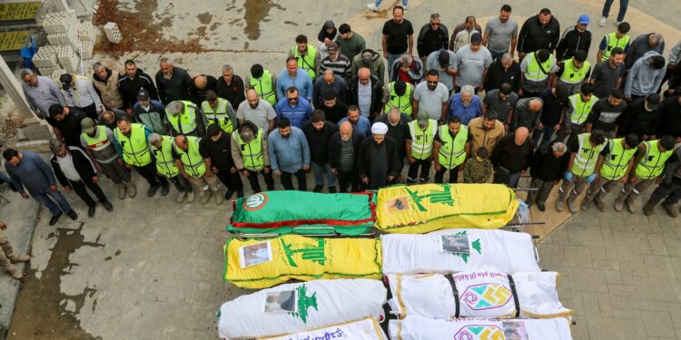 Israel ataca Líbano e mata 10 pessoas, incluindo médicos e criança, dizem autoridades