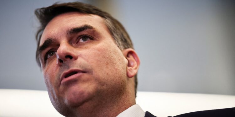 Campanha de Flávio vê ofensiva dos EUA contra PCC e CV como trunfo eleitoral