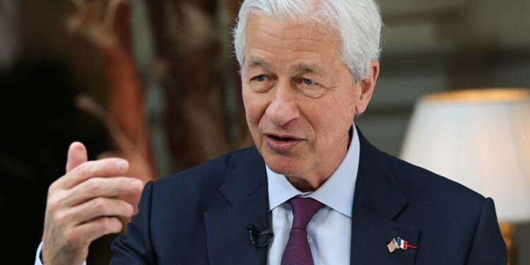 JPMorgan planeja contratar mais especialistas em IA e menos banqueiros, diz Dimon