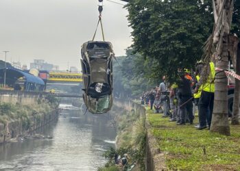 Uma pessoa morre após acidente deixar carro submerso no Rio Tamanduateí, em SP