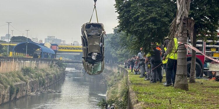 Uma pessoa morre após acidente deixar carro submerso no Rio Tamanduateí, em SP