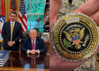 O que significa a “challenge coin”, exibida por Flávio após encontro na Casa Branca