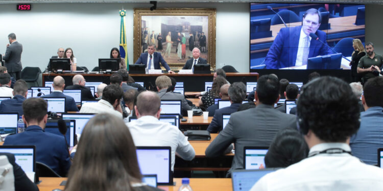 Pedido de vista volta a travar PEC que pretende reduzir a maioridade penal na Câmara