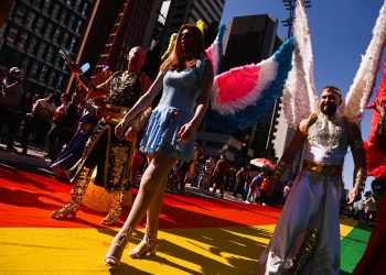 Parada LGBT+ reúne multidão em SP; organização critica projeto que veta menores