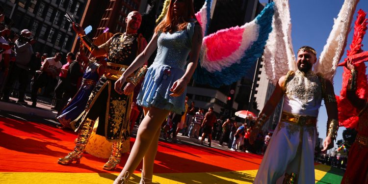 Parada LGBT+ reúne multidão em SP; organização critica projeto que veta menores